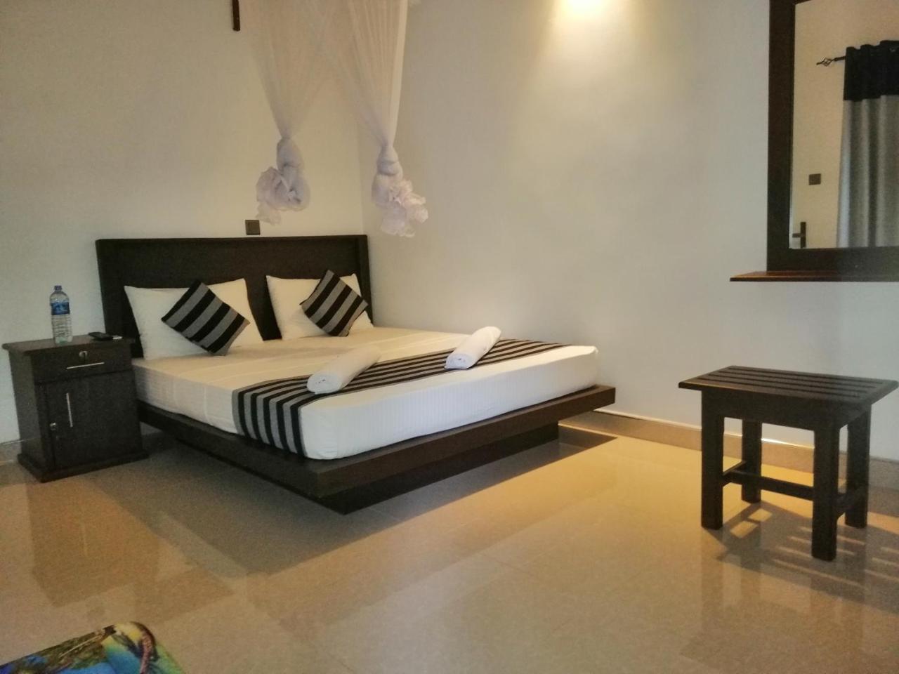 Induwara Safari Resort Udawalawe Esterno foto